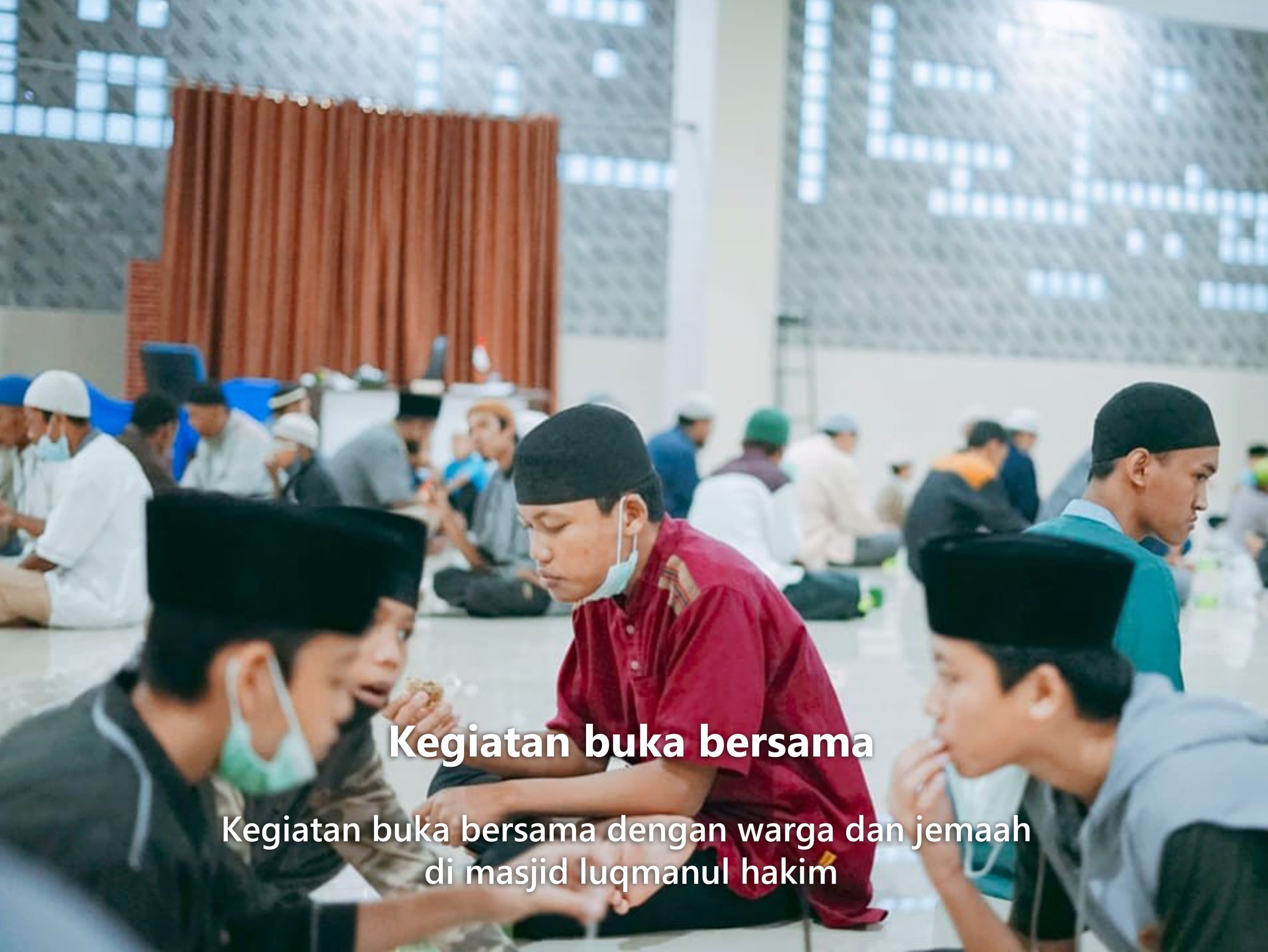 Kegiatan buka bersama dengan warga dan jemaah di masjid luqmanul hakim